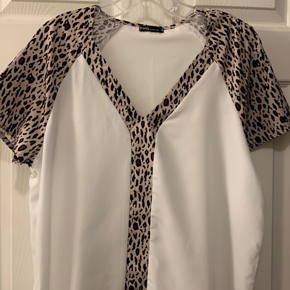 FHQ BLOUSE WHITE WITH ANIMAL TRIM SZ L ::NWOTS 100% POLY (pp 21” L 27”) - Picture 1 of 6